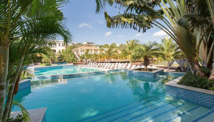 Zwembad van het Acoya Curacao Resort