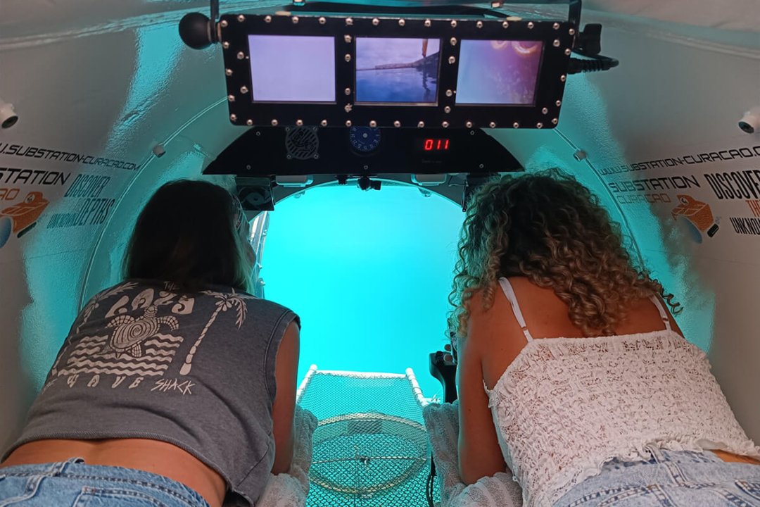 Elke en Fleur in de Substation Curaçao onderzeeër
