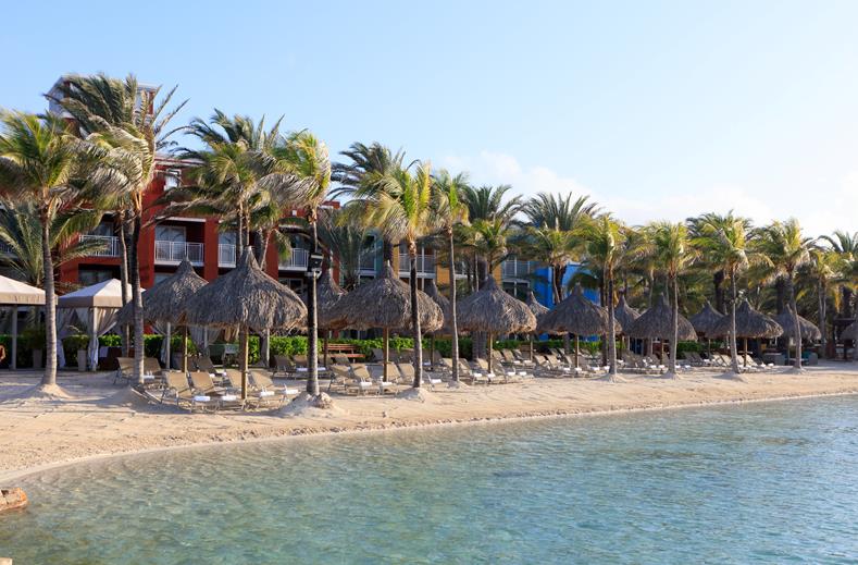 Het strand bij Renaissance Wind Creek Curacao Resort