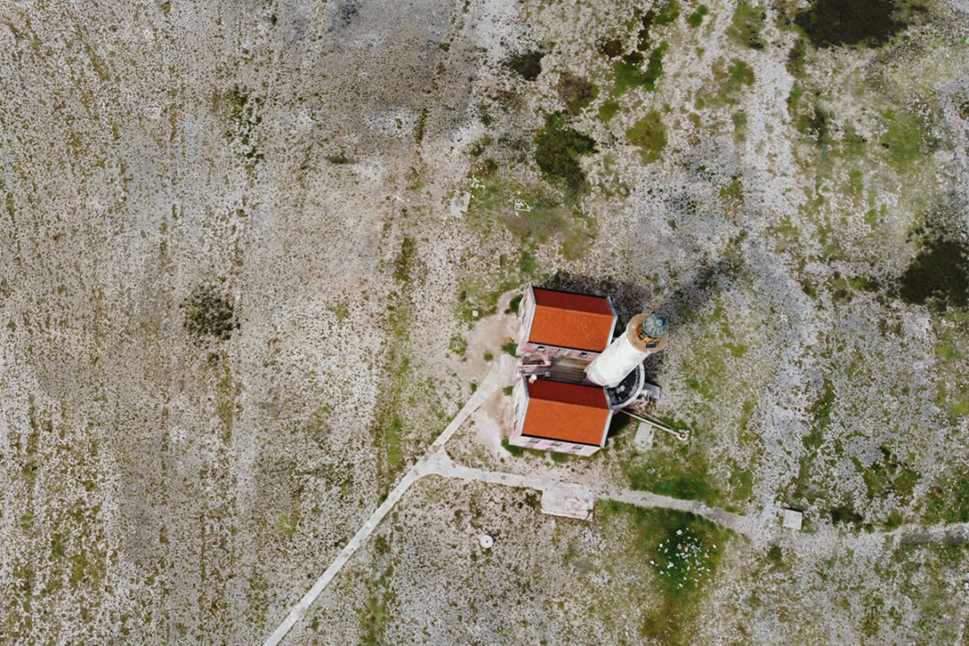Drone foto boven de vuurtoren op Klein Curaçao