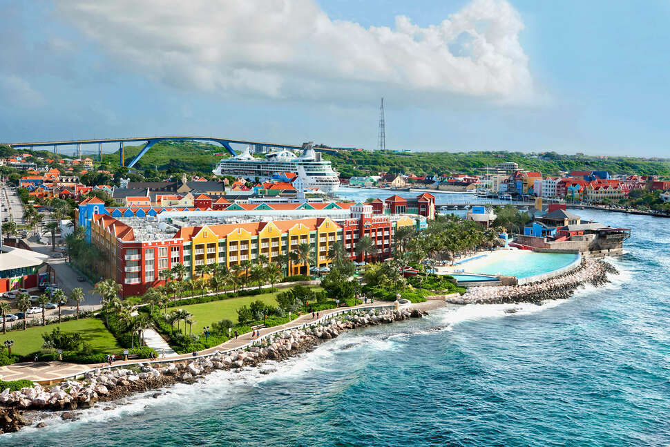 Dronefoto van het Renaissance Wind Creek Curacao Resort