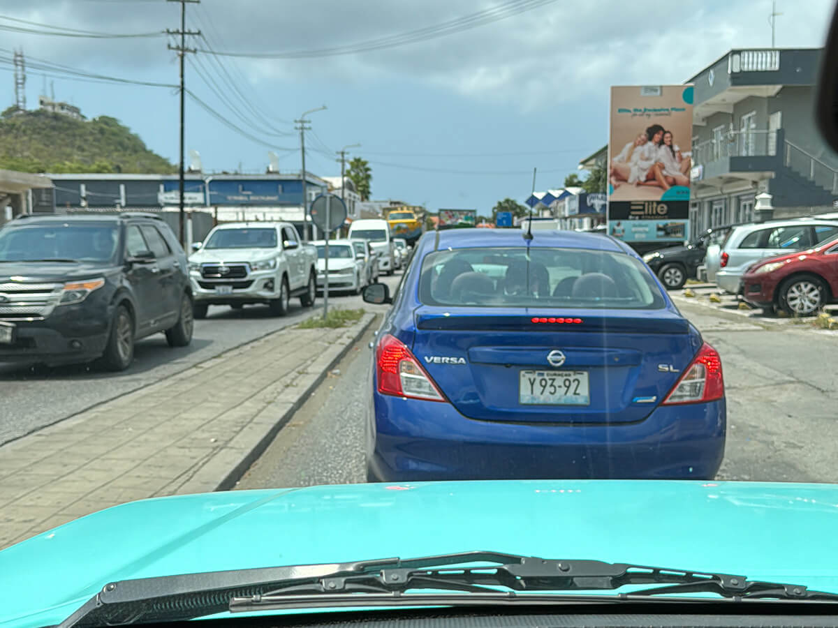 Toeteren, Zwaaien, en Rijden op Curaçao: Een Gids voor de Verkeersregels