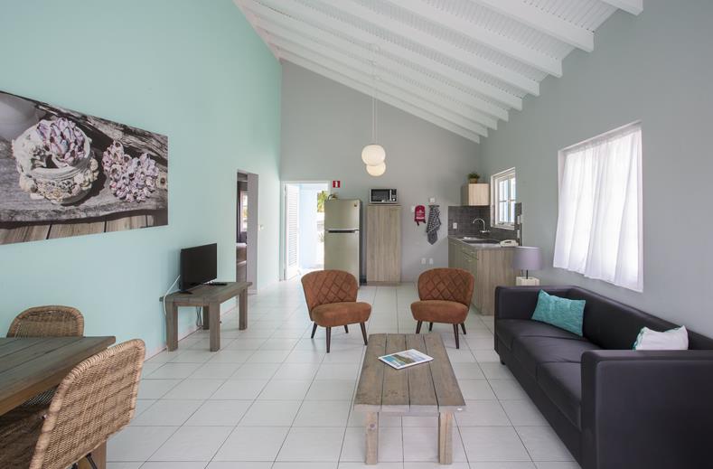 De woonkamer in de bungalow van het Bon Bini Seaside Resort