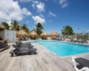 Het zwembad van het Bon Bini Seaside Resort