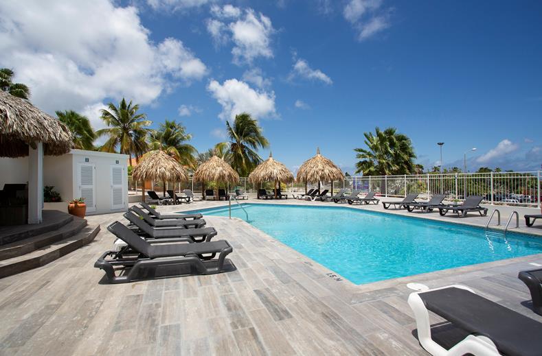 Het zwembad van het Bon Bini Seaside Resort