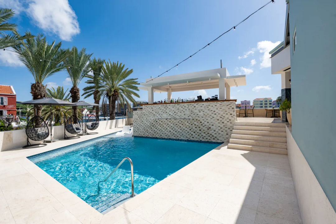 Het zwembad bij het Harbor Hotel & Casino Curaçao