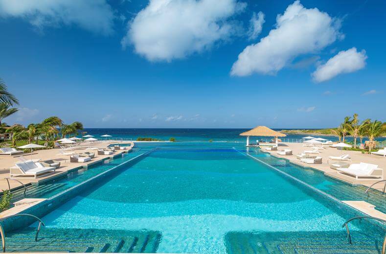het zwembad van Sandals Royal Curacao 