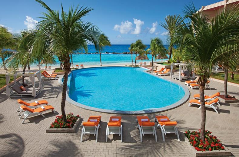 Grote zwembad van Sunscape Curaçao Resort & Spa